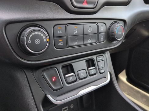 Used 2018 GMC Terrain SLE FWD image 18