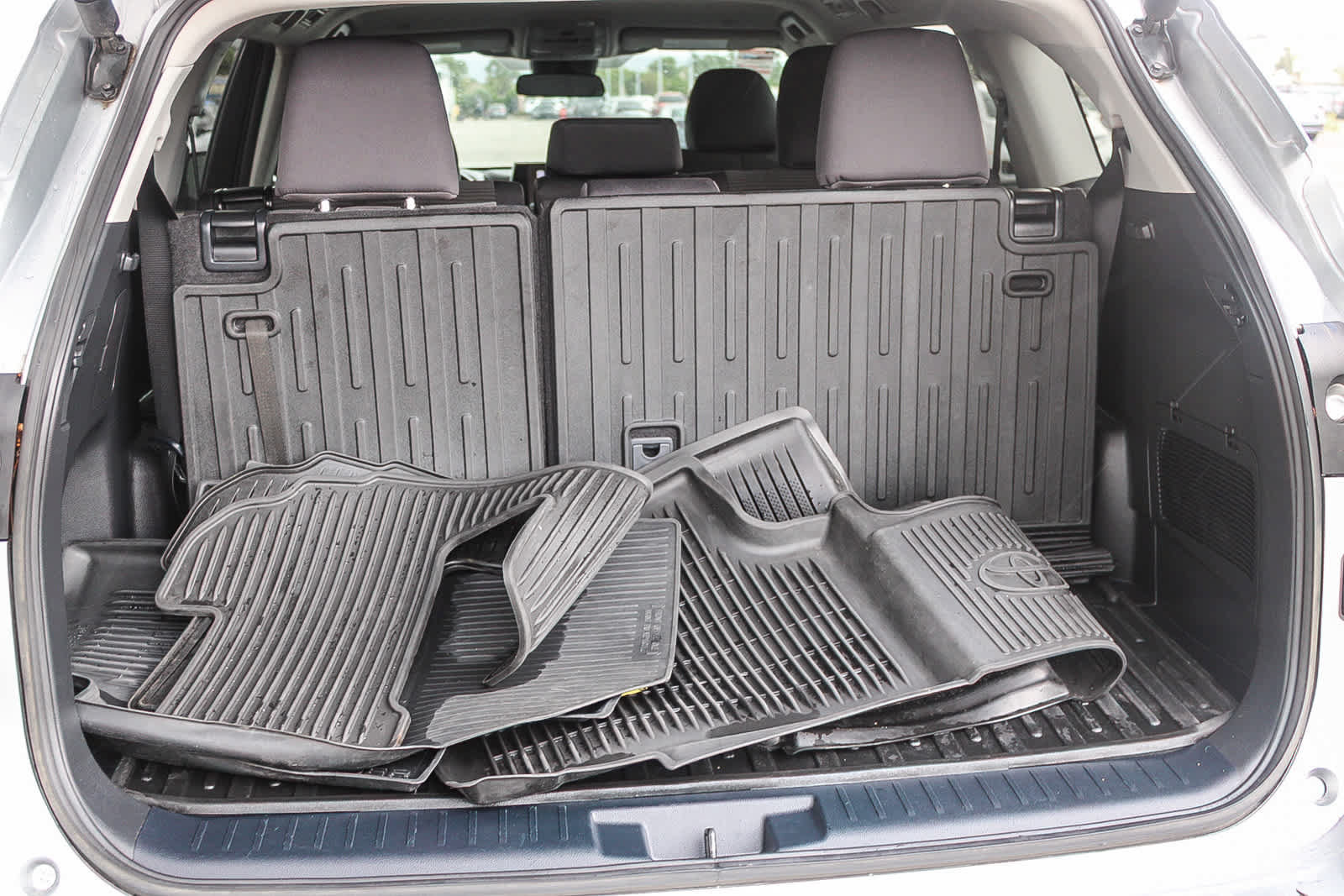 Used 2024 Toyota Highlander LE FWD image 25