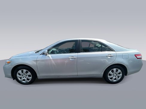 Used 2010 Toyota Camry LE image 6