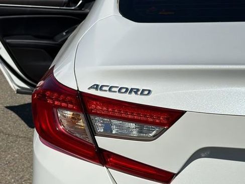 Used 2018 Honda Accord Touring image 12