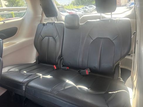 Used 2017 Chrysler Pacifica Touring-L FWD image 30