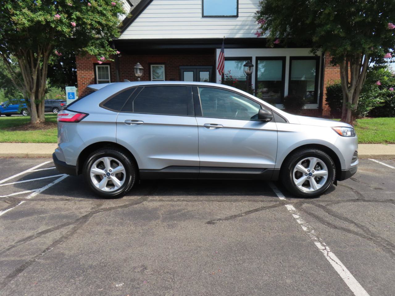 Used 2020 Ford Edge SE FWD image 9