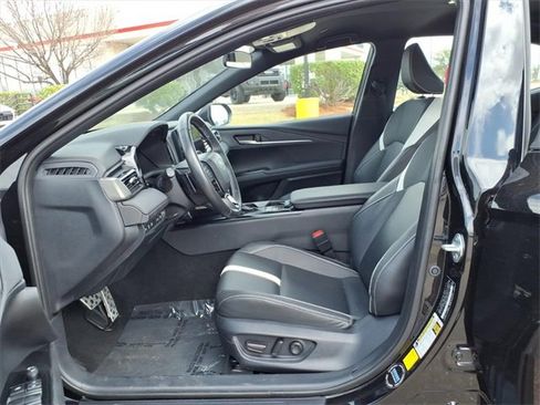 Used 2025 Toyota Camry SE image 14