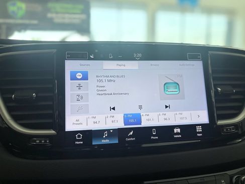 Used 2024 Chrysler Pacifica Touring-L FWD image 35