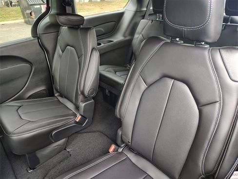 New 2026 Chrysler Pacifica Select image 4