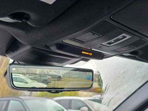 Used 2020 Land Rover Discovery Sport SE image 28