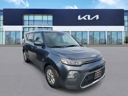 Used 2022 Kia Soul LX w/ Technology Package FWD image 2