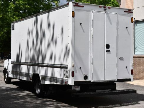 Used 2017 GMC Savana 4500 image 4