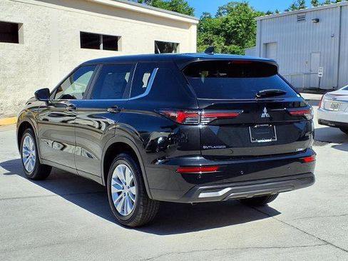 New 2026 Mitsubishi Outlander ES FWD image 3