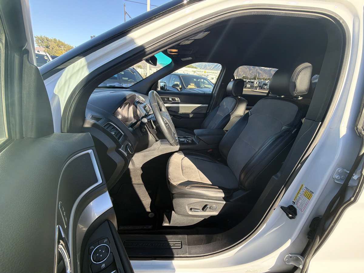 Used 2017 Ford Explorer XLT w/ Equipment Group 202A AWD/4WD image 9