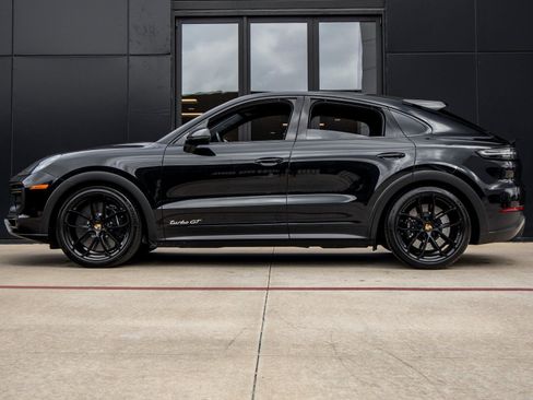 Certified 2022 Porsche Cayenne Turbo GT image 2