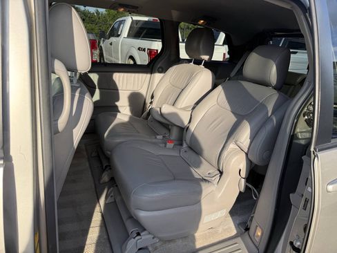 Used 2009 Toyota Sienna XLE FWD image 12
