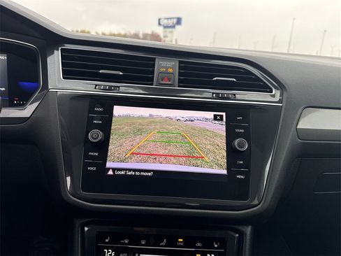 Used 2022 Volkswagen Tiguan SE w/ Panoramic Sunroof Package image 24