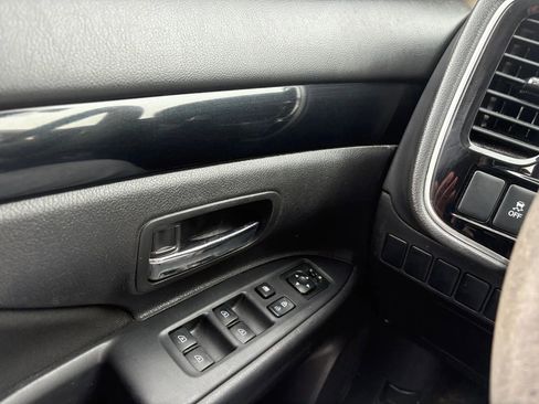 Used 2020 Mitsubishi Outlander ES image 26