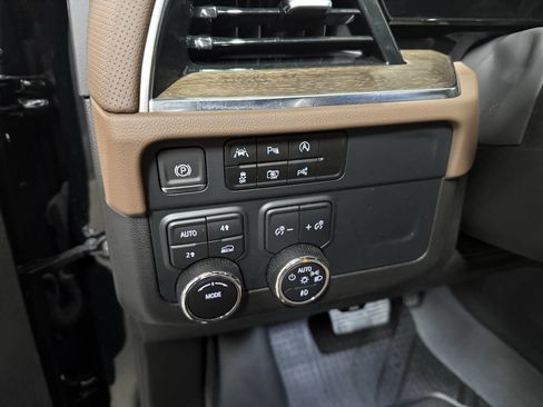 Used 2025 Chevrolet Suburban High Country image 19