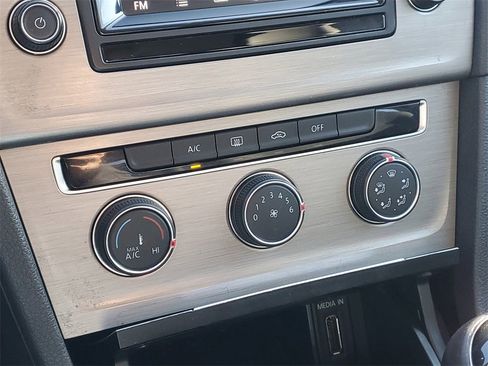 Used 2015 Volkswagen Golf S image 19