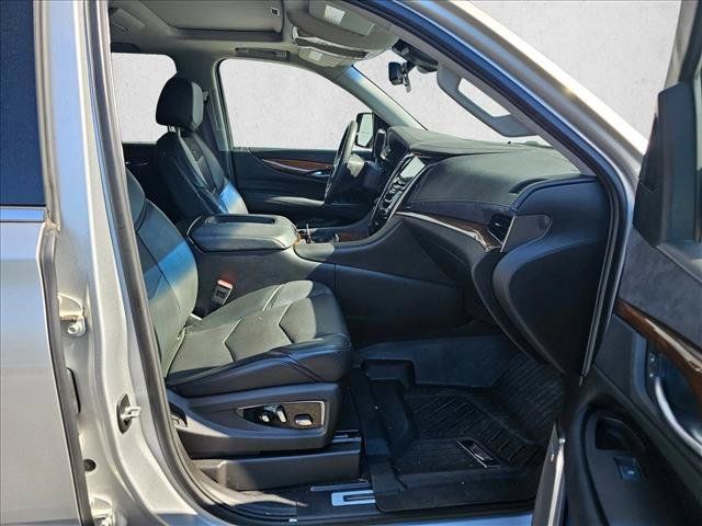 Used 2017 Cadillac Escalade Luxury AWD/4WD image 10