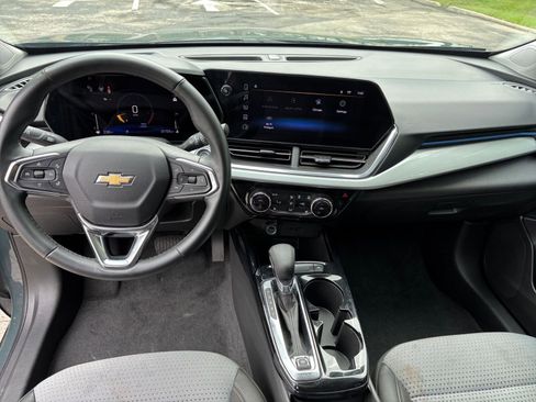 Used 2025 Chevrolet Trax LT w/ LT Convenience Package image 28