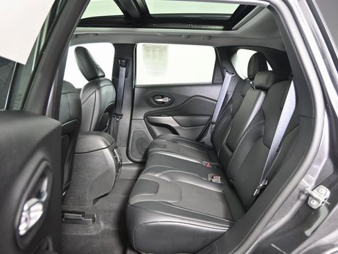 Used 2022 Jeep Cherokee Limited image 17