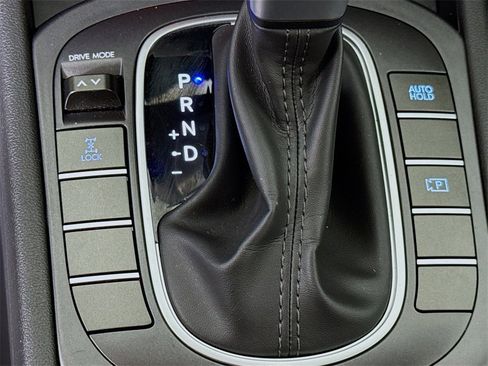 Certified 2025 Hyundai Kona SE image 12