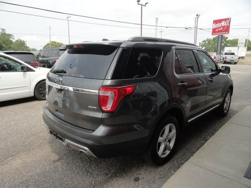 Used 2017 Ford Explorer XLT w/ Equipment Group 202A AWD/4WD image 4
