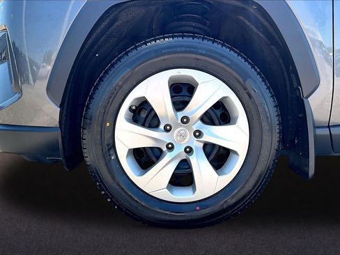 Used 2021 Toyota RAV4 LE AWD/4WD image 9