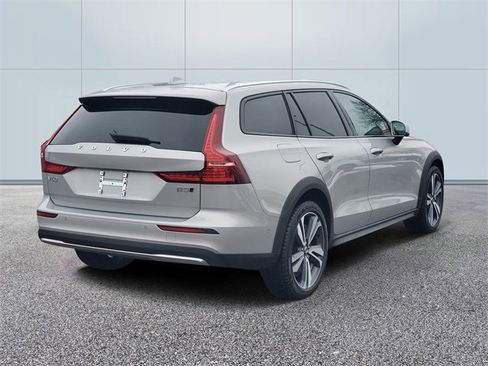 Used 2025 Volvo V60 B5 Cross Country Plus image 4
