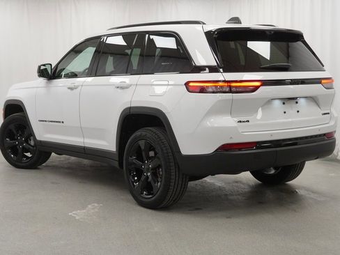Used 2023 Jeep Grand Cherokee Limited w/ Luxury Tech Group II image 14