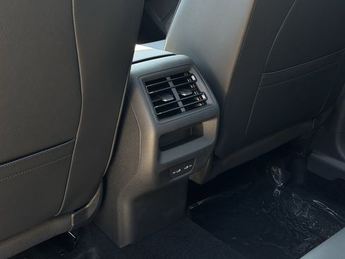 New 2025 Volkswagen Tiguan SE image 28