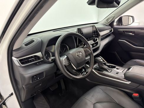 Used 2021 Toyota Highlander Limited FWD image 4