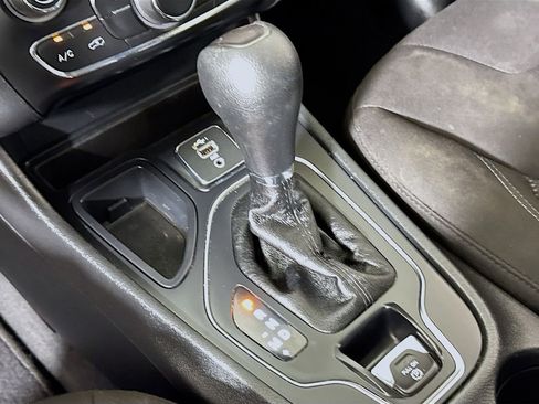 Used 2019 Jeep Cherokee Latitude w/ Popular Appearance Group image 15