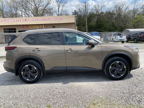 Used 2024 Nissan Rogue SV w/ SV Premium Package image 4