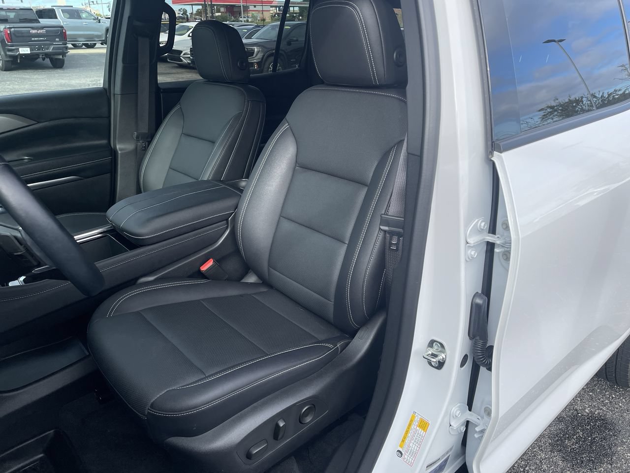 Used 2025 Chevrolet Traverse LT FWD image 20