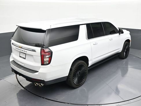 Used 2021 Chevrolet Suburban High Country w/ Premium Package 2 AWD/4WD image 16