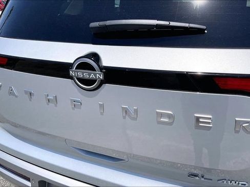 Used 2025 Nissan Pathfinder SL w/ Lighting Package (N92) AWD/4WD image 31
