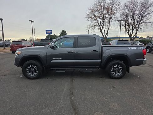 Used 2017 Toyota Tacoma TRD Off-Road image 2