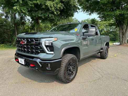 Used 2025 Chevrolet Silverado 2500 ZR2 w/ Technology Package AWD/4WD image 4