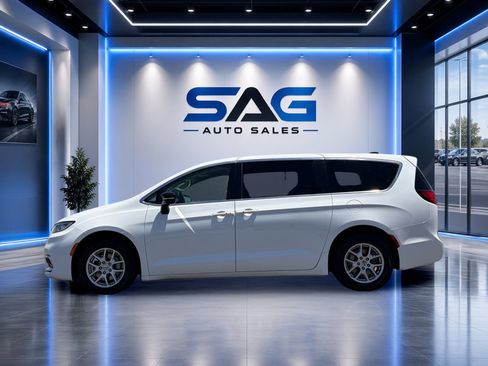 Used 2024 Chrysler Pacifica Touring-L FWD image 7