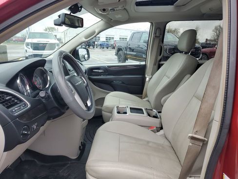 Used 2016 Chrysler Town & Country Touring-L FWD image 5