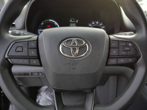 Certified 2024 Toyota Sienna LE image 27