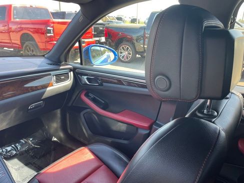 Used 2017 Porsche Macan image 24