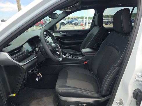 Used 2024 Jeep Grand Cherokee Laredo X AWD/4WD image 4