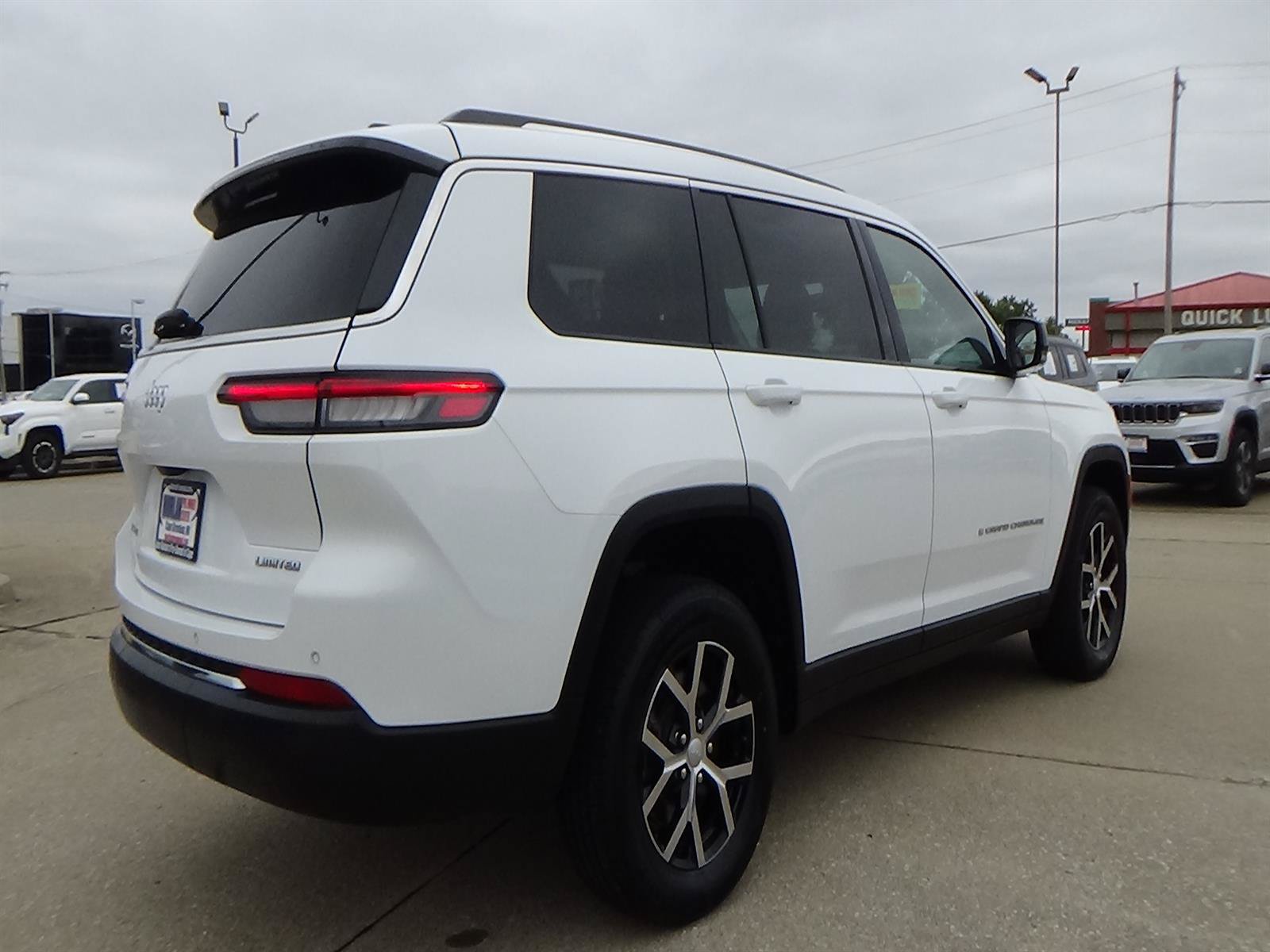 Used 2023 Jeep Grand Cherokee L Limited AWD/4WD image 6