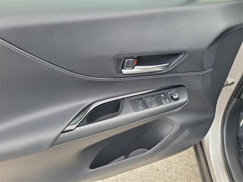 Used 2023 Toyota Venza LE image 13