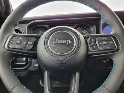 Used 2025 Jeep Wrangler Unlimited Rubicon 4xe w/ Convenience Group AWD/4WD image 8