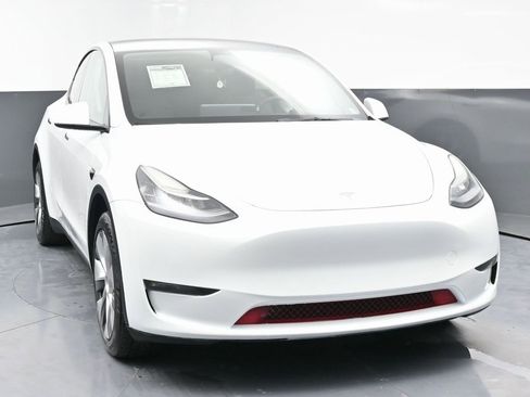 Used 2022 Tesla Model Y Long Range image 3