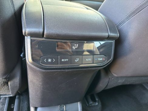 Used 2025 Toyota Highlander LE FWD image 25