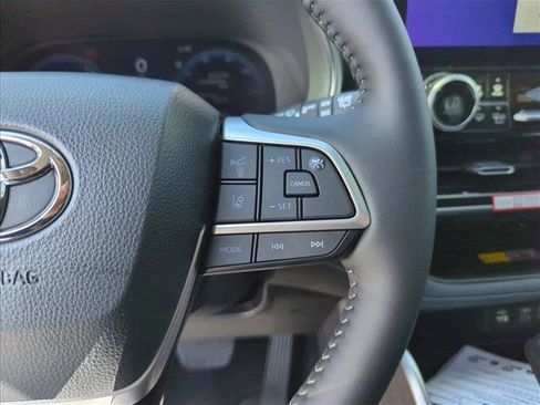 New 2026 Toyota Highlander Platinum AWD/4WD image 17