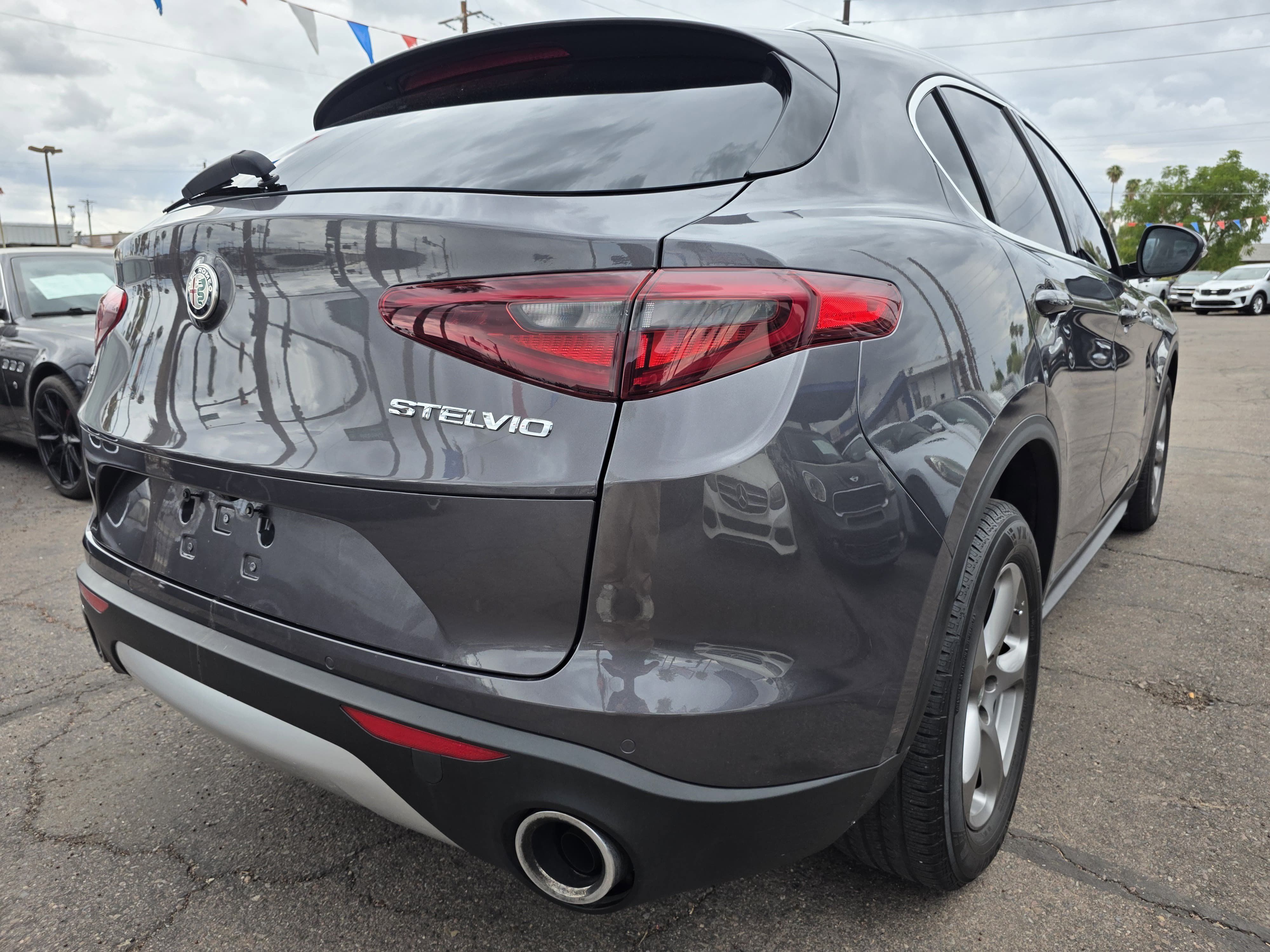 Used 2018 Alfa Romeo Stelvio AWD image 3