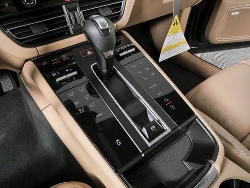 Certified 2026 Porsche Macan AWD/4WD image 17